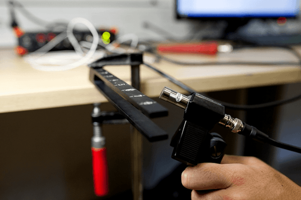 Measurement of tuning fork vibrations with microphone