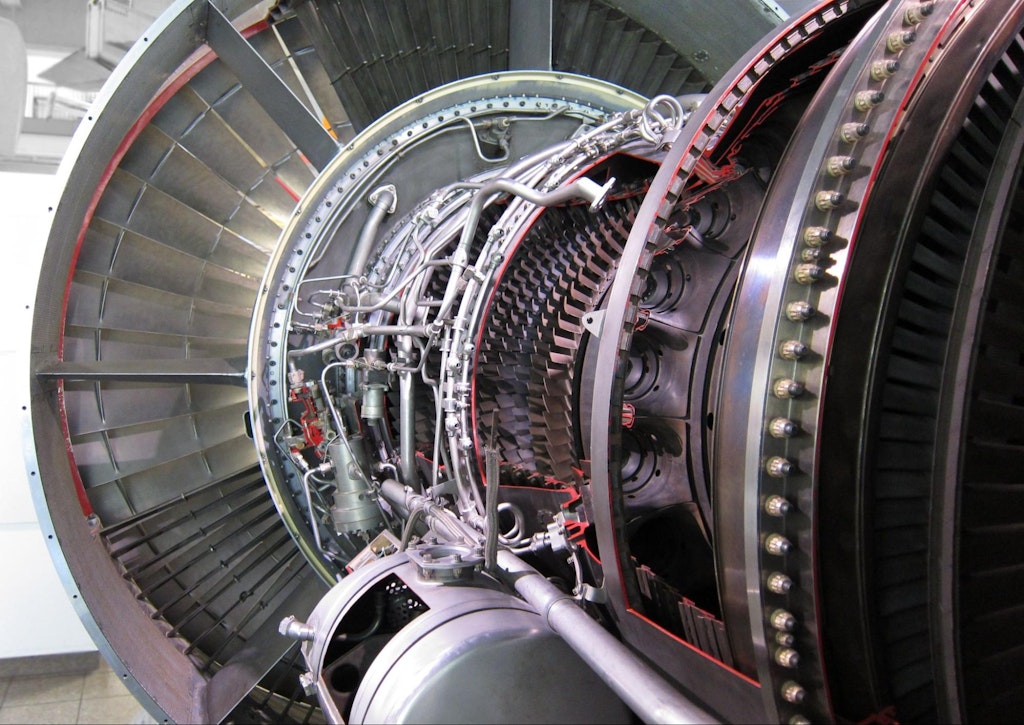 Mirando el interior del motor a reacción JT9D Turbofan. Olivier Cleynen, CC BY-SA 3.0 vía Wikimedia Commons