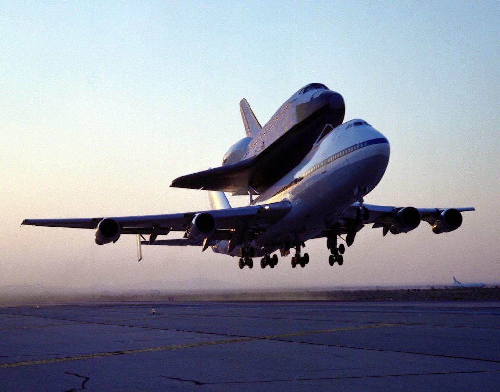 El Orbiter Endeavour recibe un viaje en un Boeing 747 SCA. Foto de NASA, dominio público, vía Wikimedia Commons de un Boeing 747 SCA. Foto de NASA, dominio público, vía Wikimedia Commons