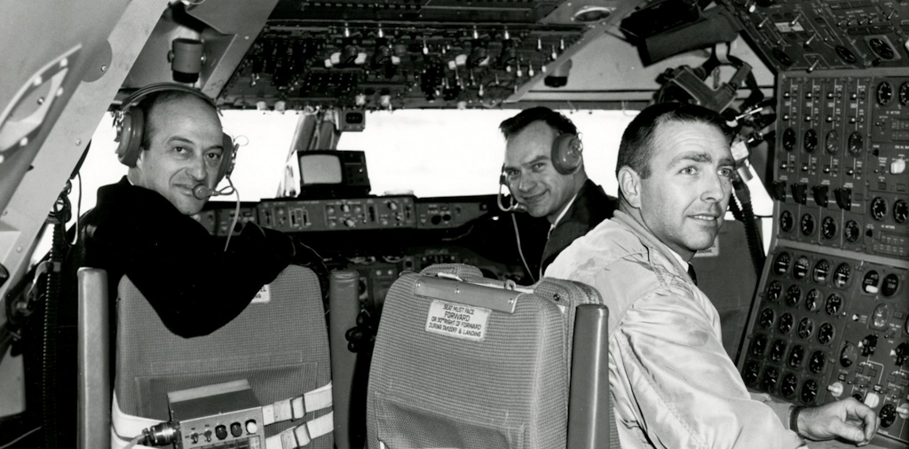 De izquierda a derecha: el piloto Jack Waddell, el copiloto Brien Wygle y el navegante Jess Wallick. Foto cortesía de Boeing