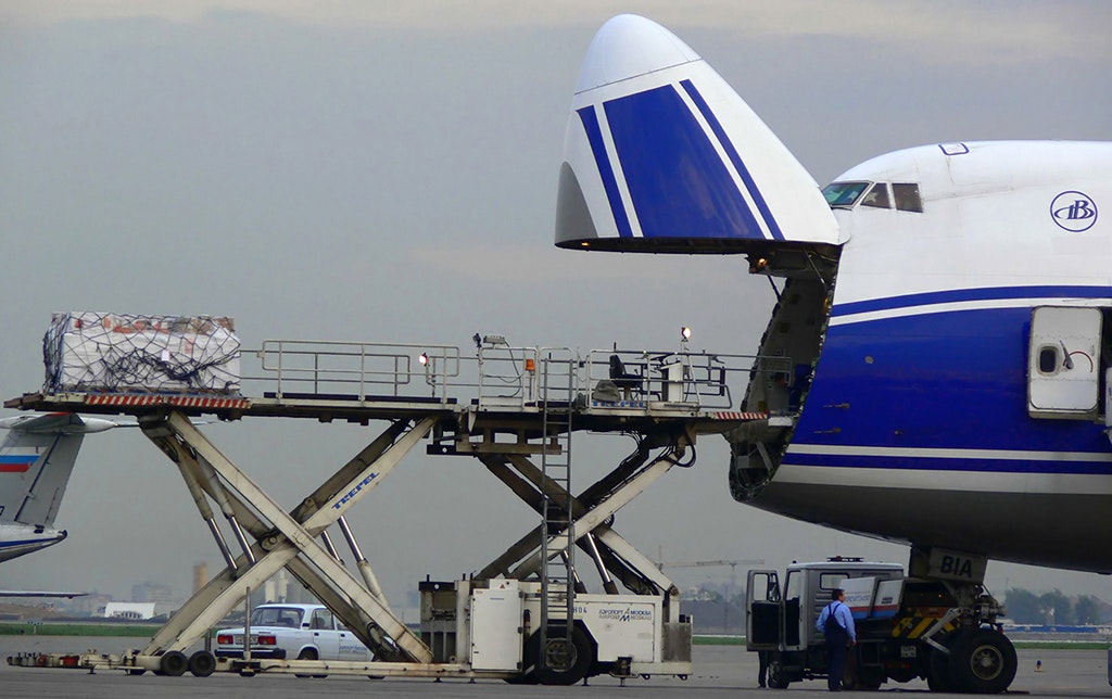 Die schwenkbare Nase des 747-Frachters neigt sich zum Beladen von Fracht (Foto: Aleksandr Markin Russisch CC BY-SA 2.0, über Wikimedia Commons)