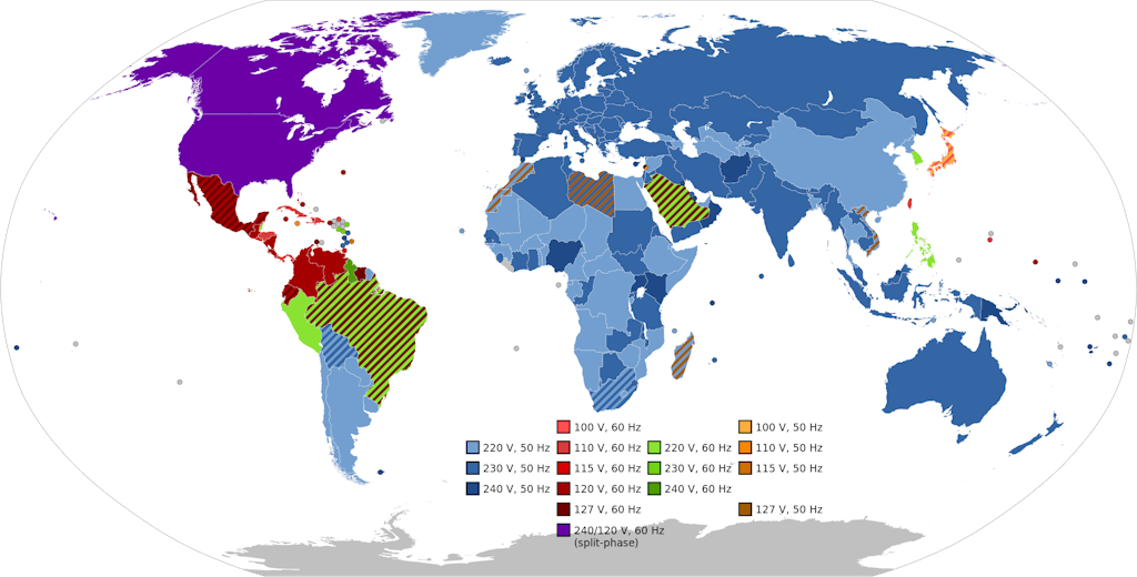Abb. 1: Weltkarte der Netzspannungen und Netzfrequenzen (SomnusDe, gemeinfrei, über Wikimedia Commons)