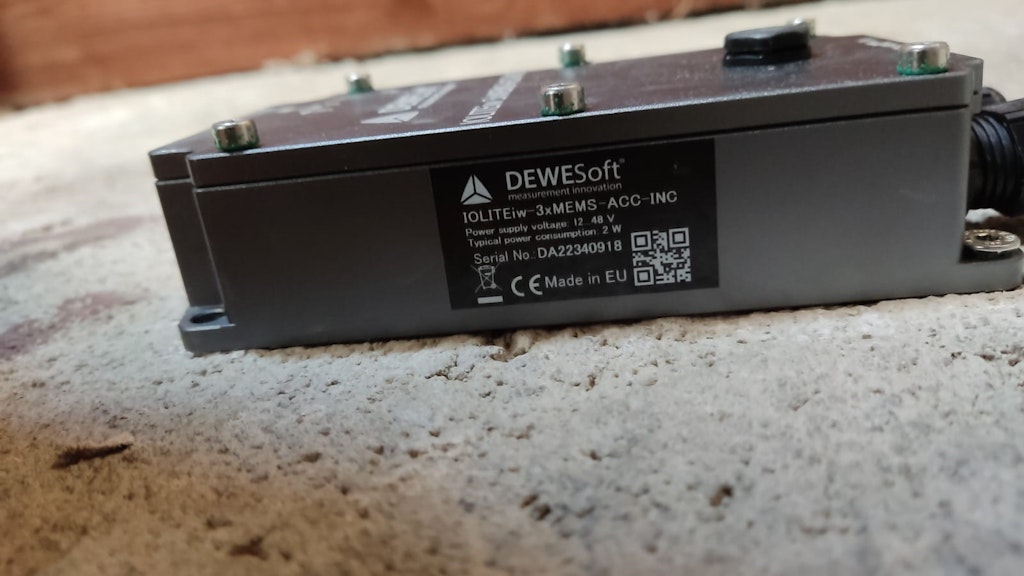 Figura 9. Sensore IOLITEiw-3xMEMS-ACC-INC installato sulla cupola