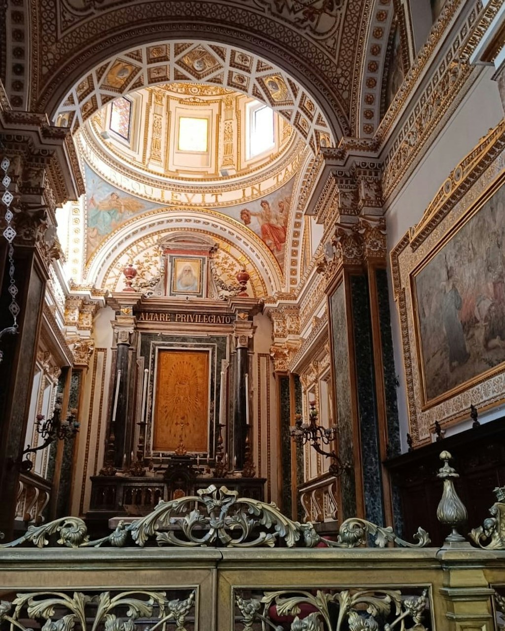 Figura 2. L'interno  della cupola del Duomo di Crotone.