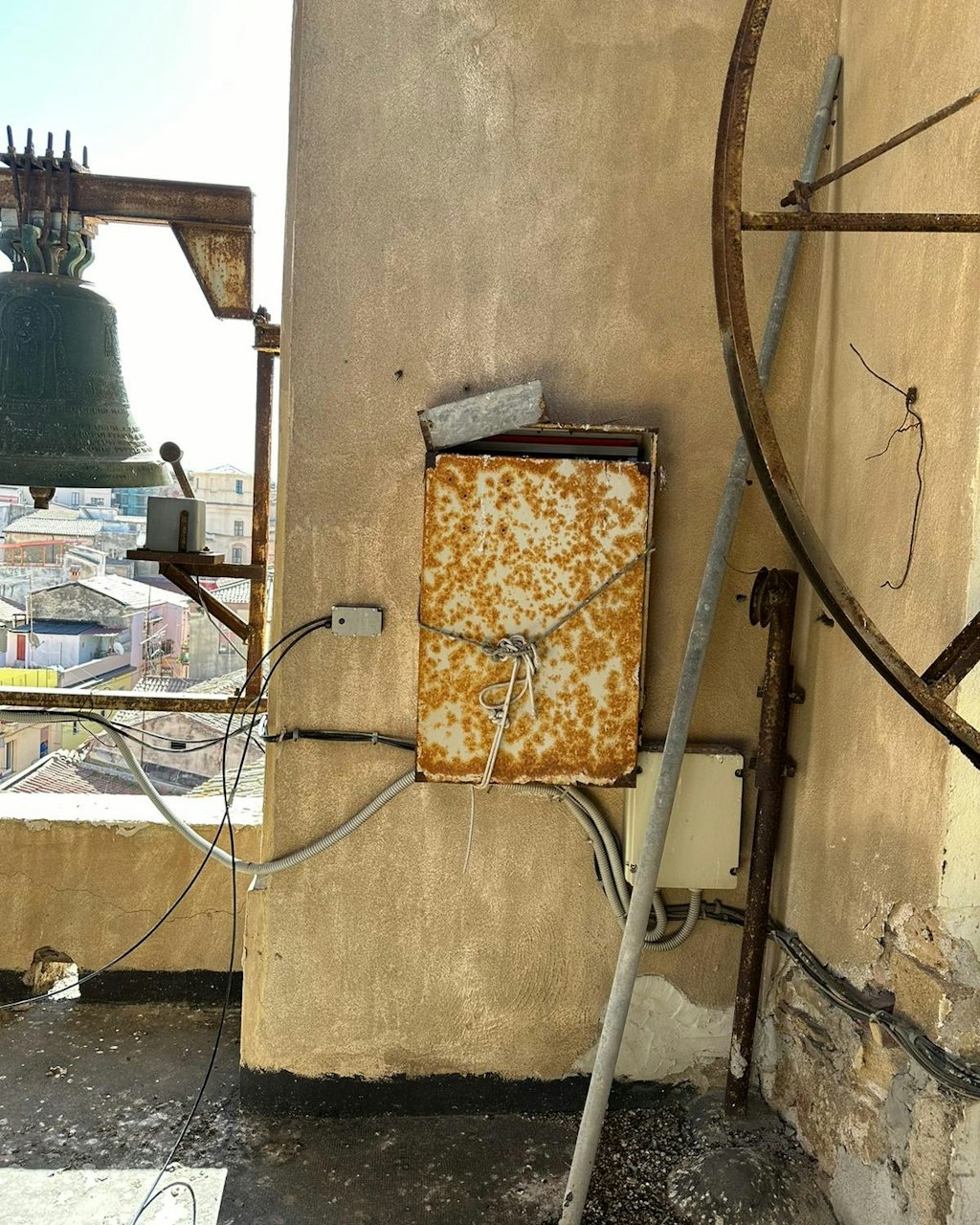 Figura 6. Sensore IOLITEi-3xMEMS-ACC-INC montato nel campanile della Cattedrale.