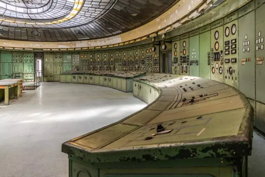 Figure 1. The old converter station control and monitoring room.