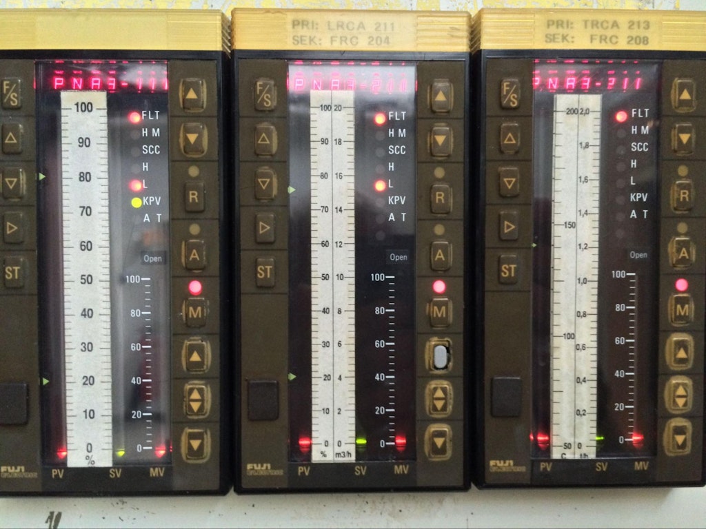 The front panels of three PID controllers - Bitjungle, CC BY-SA 4.0 via Wikimedia Commons