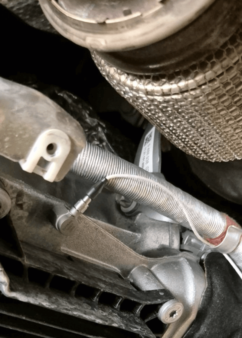 Installing the accelerometer on the transmission. Installing the accelerometer on the transmission.