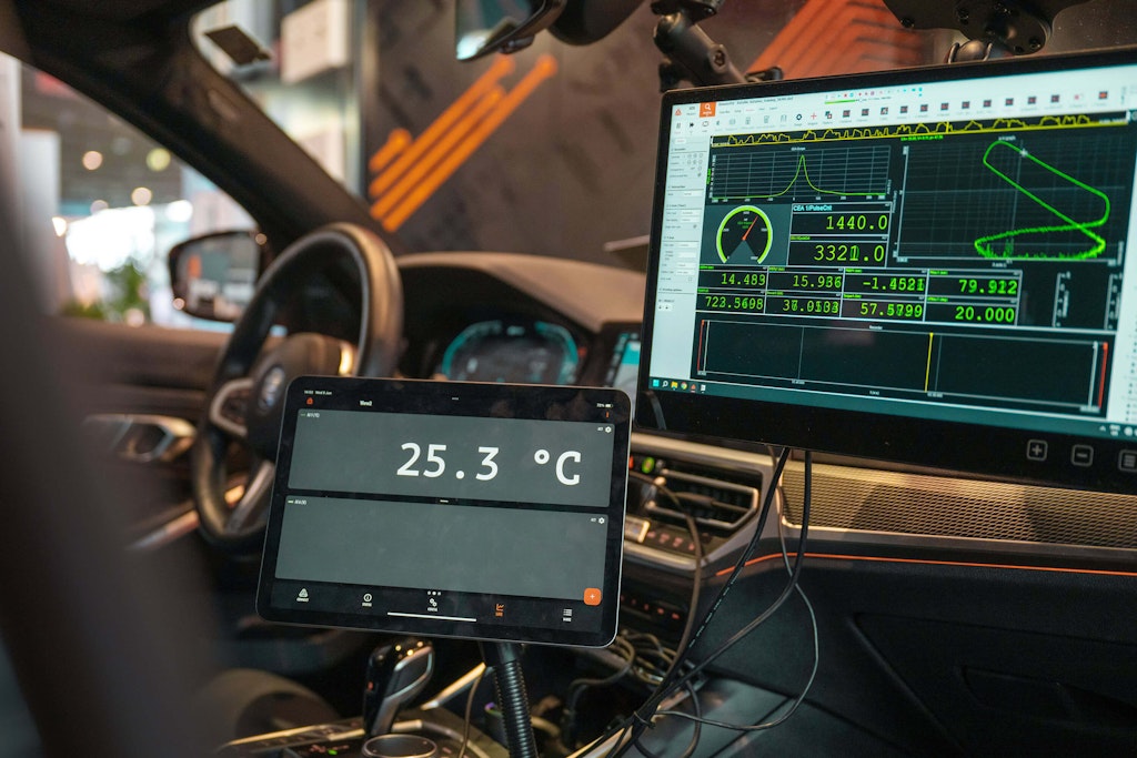 Pantalla móvil DS-DISP-15 instalada en la cabina del conductor para controlar y visualizar los datos.
