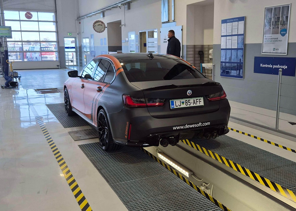 ¡Nuestro nuevo coche de exhibición está listo para salir a la carretera!