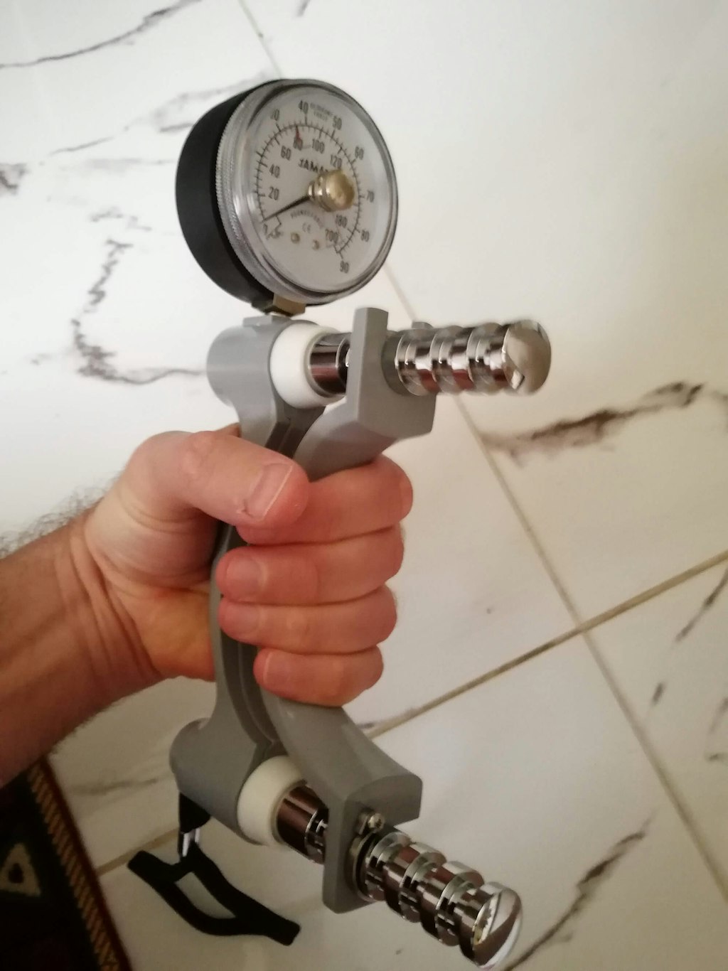 A hand dynamometer measures grip strength. Ashashyou, CC0, via Wikimedia Commons.