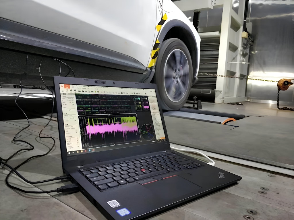 Abbildung 8. Messaufbau in einem Fahrzeug auf einem Dynamometer