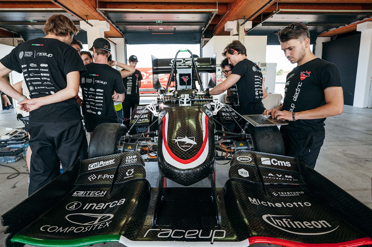 Prüfung der Aufpralldämpferbaugruppe und Modellvalidierung am Formel-SAE-Rennwagen