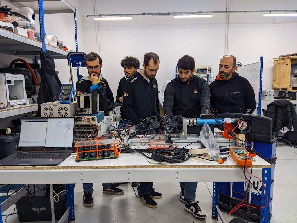 Abb. 19: Mitglieder des H2politO-Teams mit den Dewesoft-Messexperten während des gemeinsamen experimentellen Tests