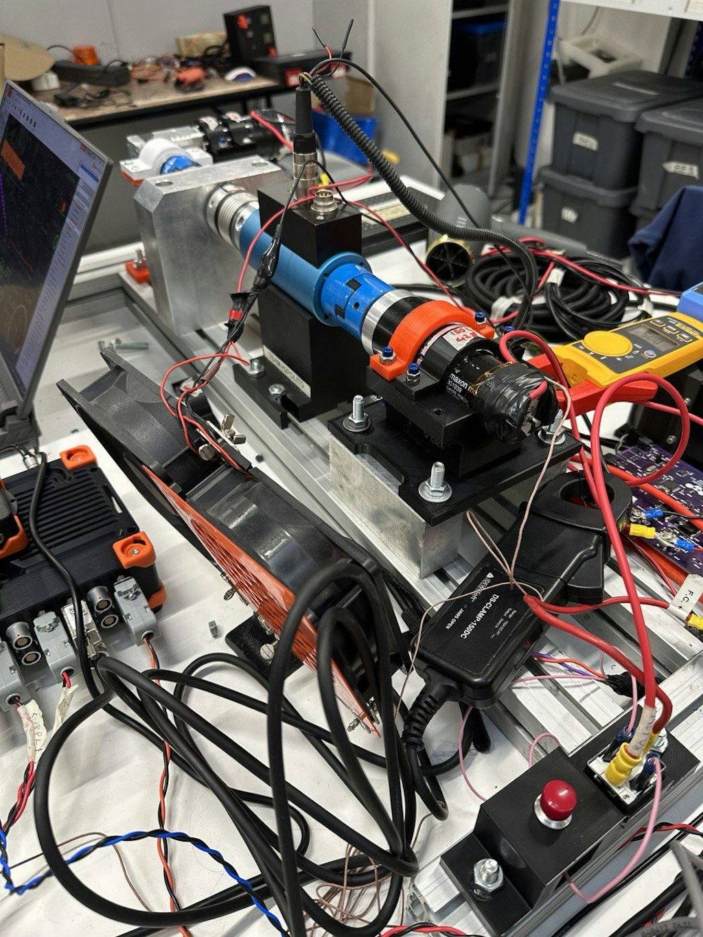 Abb. 3: Der Prüfstand mit dem Gleichstrommotor
