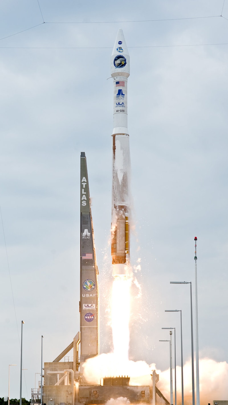 Lanzamiento de un cohete Atlas V que transporta las sondas espaciales Lunar Reconnaissance Orbiter y LCROSS NASA/Tom Farrar, Kevin O'Connell, Dominio público, vía Wikimedia Commons Lanzamiento de un cohete Atlas V que transporta las sondas espaciales Lunar Reconnaissance Orbiter y LCROSS NASA/Tom Farrar, Kevin O'Connell, Dominio público, vía Wikimedia Commons