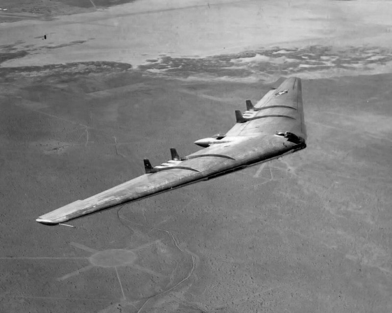 Northrop YB-49 Flying wing circa 1949. Fotografía de las Fuerzas Aéreas de EE.UU., Wikimedia Commons, dominio público. Northrop YB-49 Flying wing circa 1949. Fotografía de las Fuerzas Aéreas de EE.UU., Wikimedia Commons, dominio público.