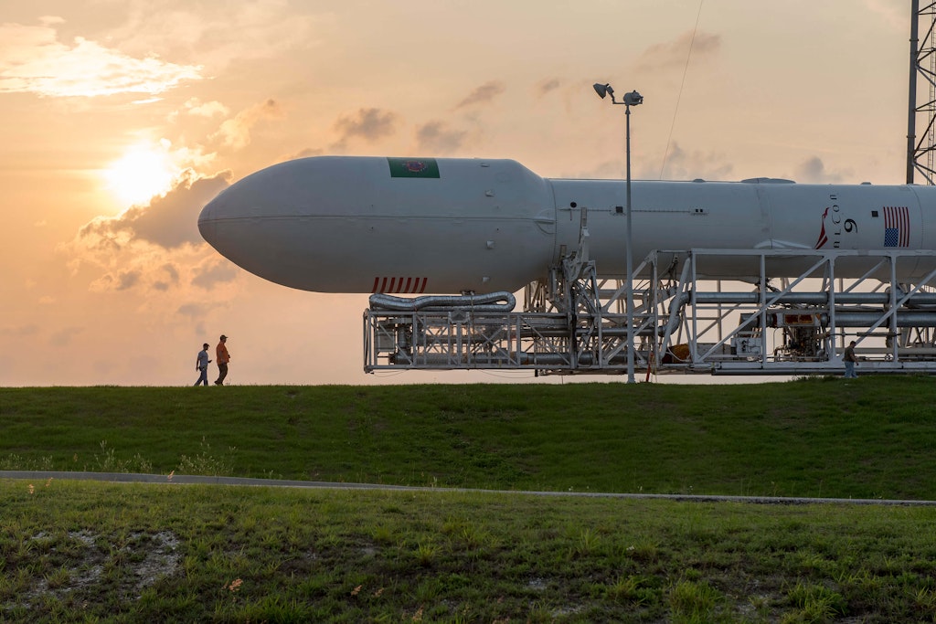 On April 26, 2015, a SpaceX Falcon 9 v1.1 rocket is rolled out to Cape Canaveral Space Launch Complex 40. Image: SpaceX, CC0, via Wikimedia Commons