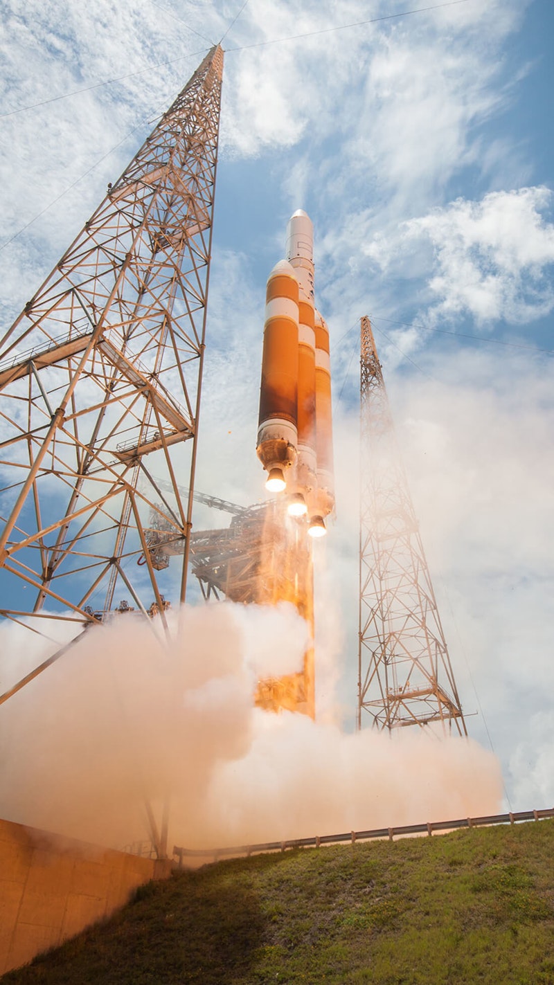 Un cohete Delta IV Heavy despega del Complejo de Lanzamiento Espacial 37B en la Estación Aérea de Cabo Cañaveral, Florida United Launch Alliance, Dominio público, vía Wikimedia Commons Un cohete Delta IV Heavy despega del Complejo de Lanzamiento Espacial 37B en la Estación Aérea de Cabo Cañaveral, Florida United Launch Alliance, Dominio público, vía Wikimedia Commons