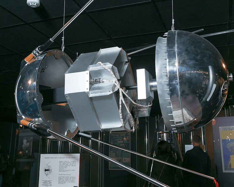 Sputnik 1 (exploded view). Музей Космонавтики from Россия, public domain, via Wikimedia Commons