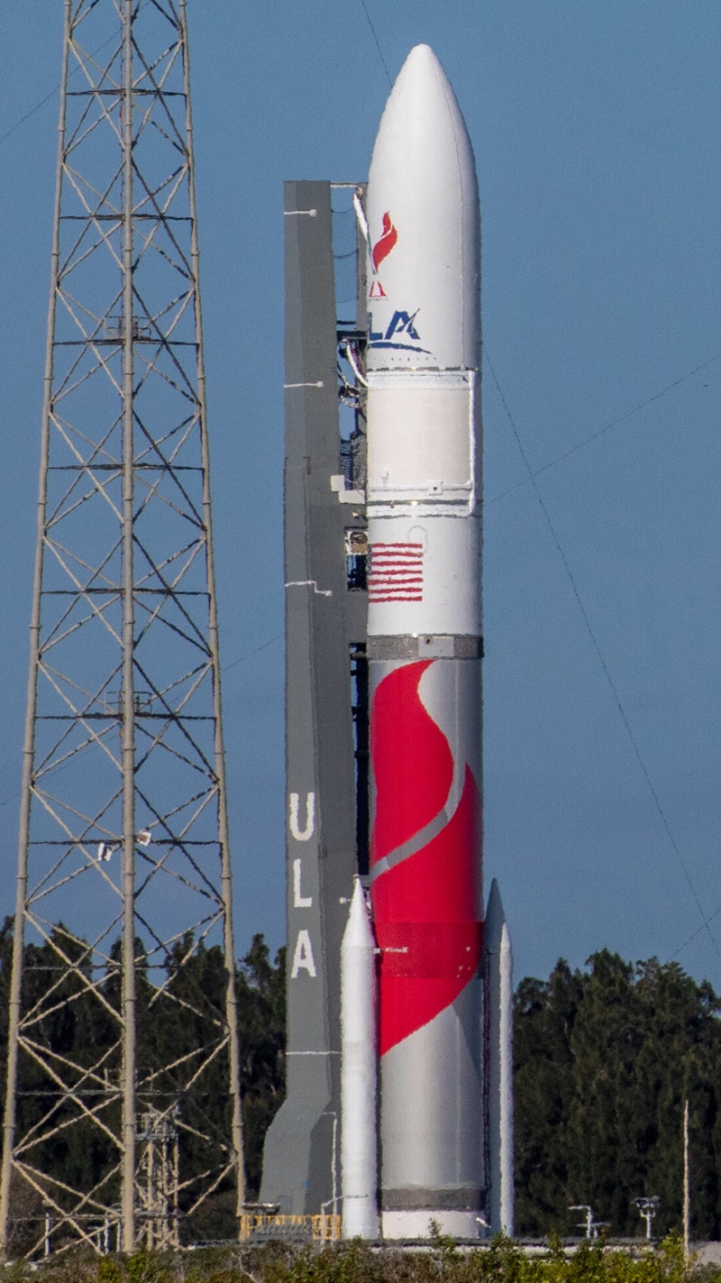 Un cohete Vulcan transportando el módulo de aterrizaje lunar Peregrine en la plataforma de lanzamiento de la Estación Espacial de Cabo Cañaveral en Florida NASA/Ben Smegelsky, Dominio público, vía Wikimedia Commons Un cohete Vulcan transportando el módulo de aterrizaje lunar Peregrine en la plataforma de lanzamiento de la Estación Espacial de Cabo Cañaveral en Florida NASA/Ben Smegelsky, Dominio público, vía Wikimedia Commons