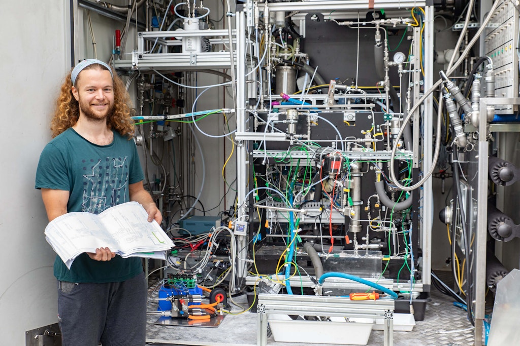 Figure 7. DI Joshua Eder, BSc, explains his daily work: “Sometimes you feel like a doctor doing the electrocardiogram - the challenge is that every D.U.T. has different connectors; every day you must improvise.”