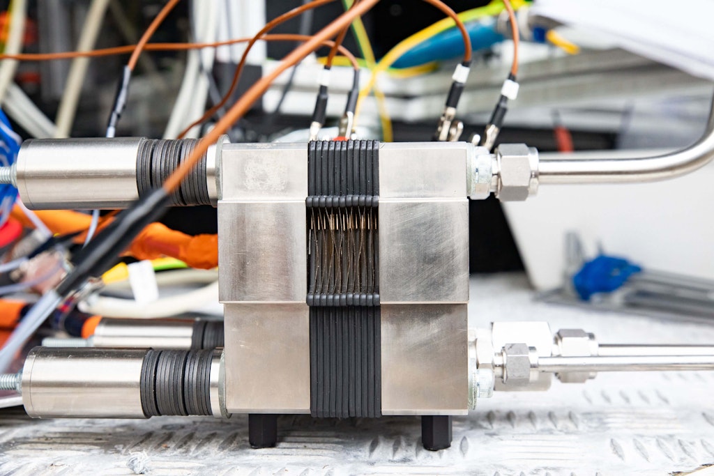 Figure 5. Each single cell voltage connects to the SIRIUS, so isolation of the measurement system between the channels and isolation to the ground is critical.