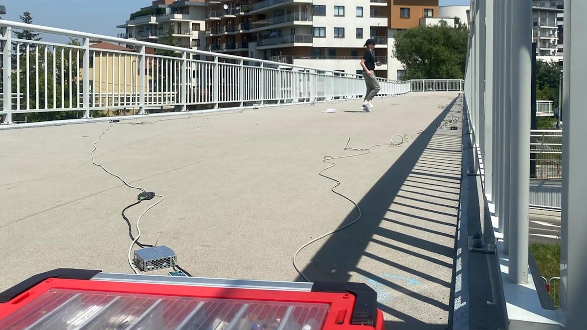 Validierung der dynamischen Leistungsfähigkeit einer einfeldrigen Stahlbeton-Fußgängerbrücke