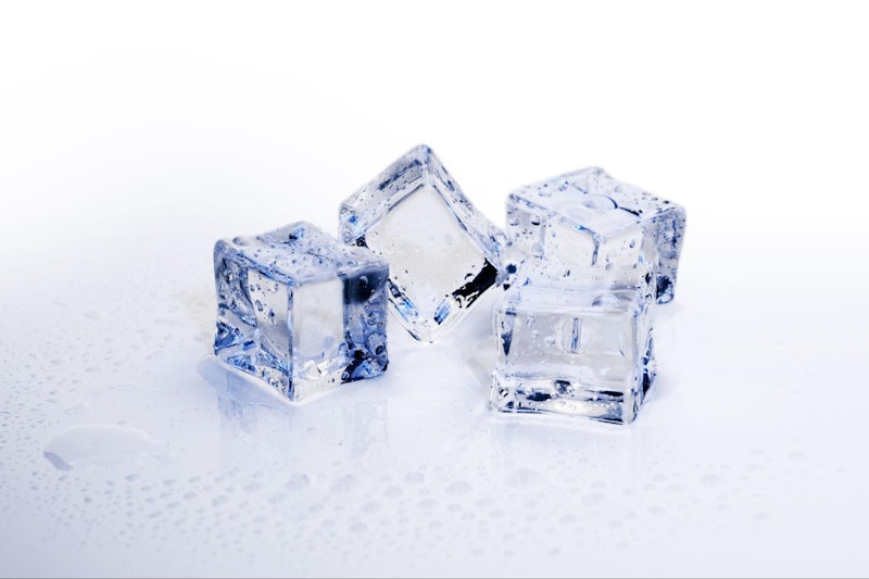 Los puntos de congelación y ebullición del agua son una referencia práctica en las escalas de medición de temperatura Celcius y Fahrenheit Los puntos de congelación y ebullición del agua son una referencia práctica en las escalas de medición de temperatura Celcius y Fahrenheit