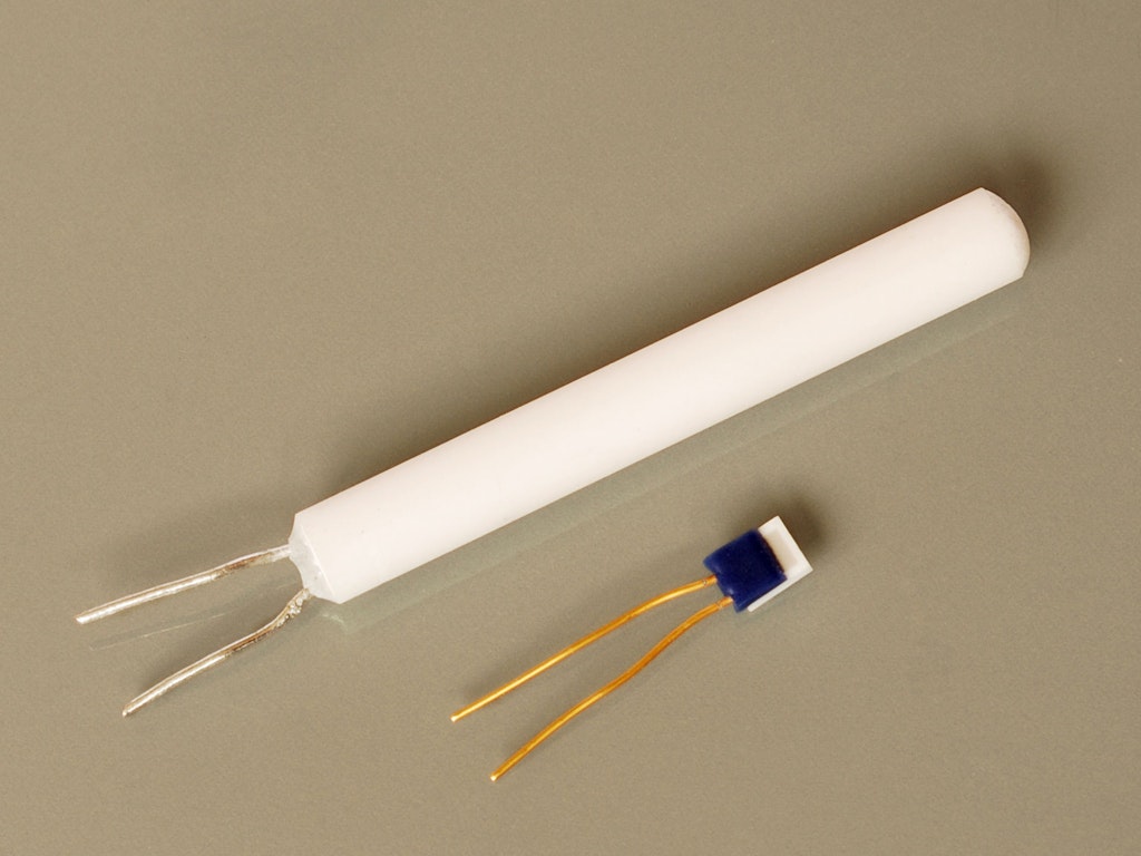 Dây quấn bên trái Pt100 RTD, 25 x 3 mm. Bên phải: Phim phẳng Pt100 RTD, 2 x 2 x 0,4 mm. Qua Wikimedia Commons