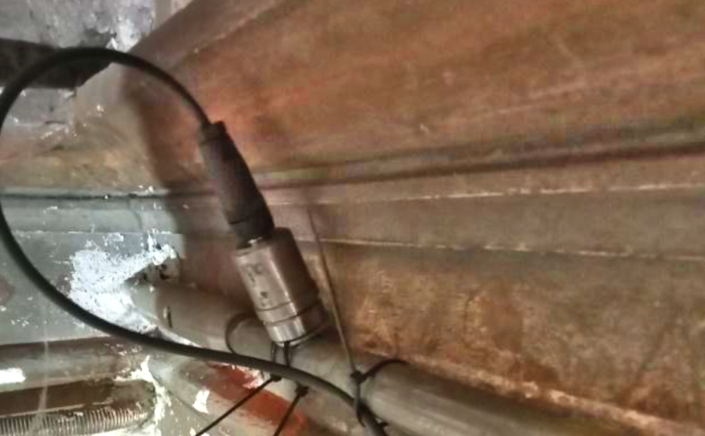 Accelerometer mounted on a beam