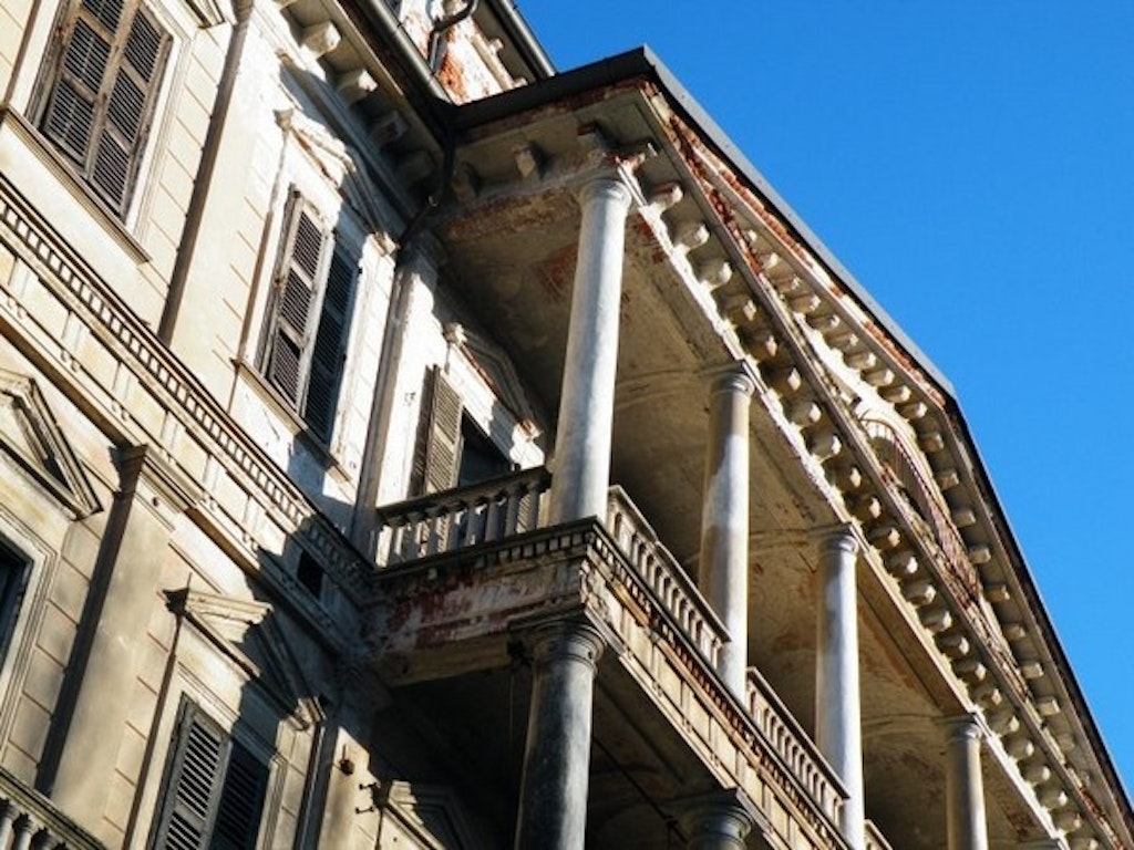 Figure 2. Deterioration of the façade of Casa Desanti-Bossi.
