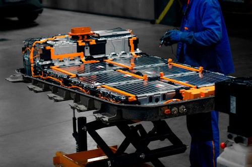 Base de vehículo eléctrico con motor eléctrico, baterías y cables de alta tensión