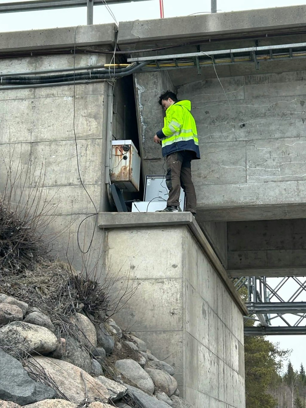 Figure 11. An engineer finalizes and initializes the system on the bridge abutment, connecting it to the internet for remote desktop control (RDP) and secure file transfer (SFTP).