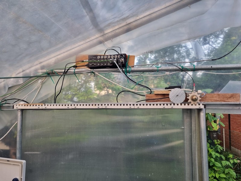 The DEWE-43A measuring system is above the greenhouse door. The DEWE-43A measuring system is above the greenhouse door.