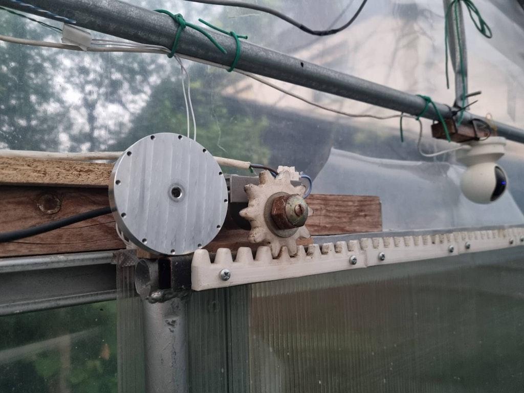 The door opening and closing mechanism
