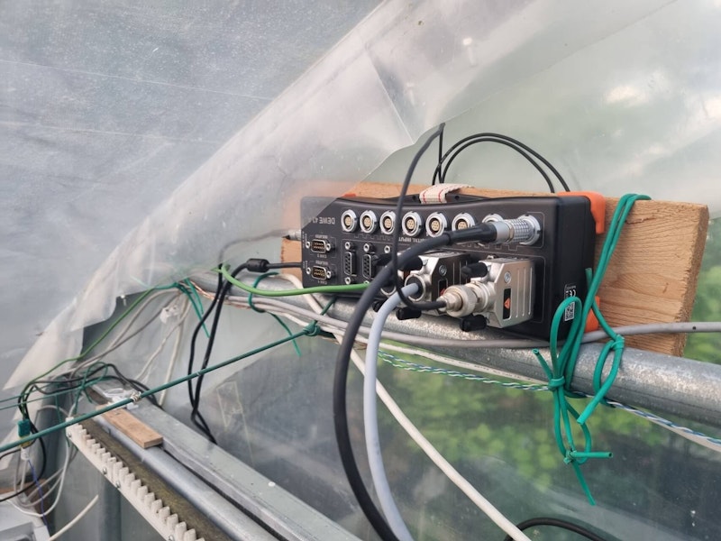 The DEWE-43A measuring system is above the greenhouse door. The DEWE-43A measuring system is above the greenhouse door.