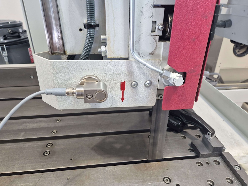 Acceleration sensor mounted on the cover of the saw band guidance.