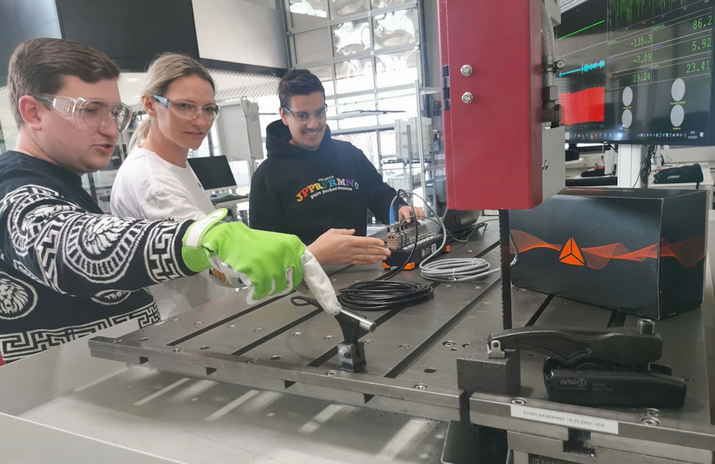 The microphone should be close to the saw. We switched off the surrounding machines during the test.