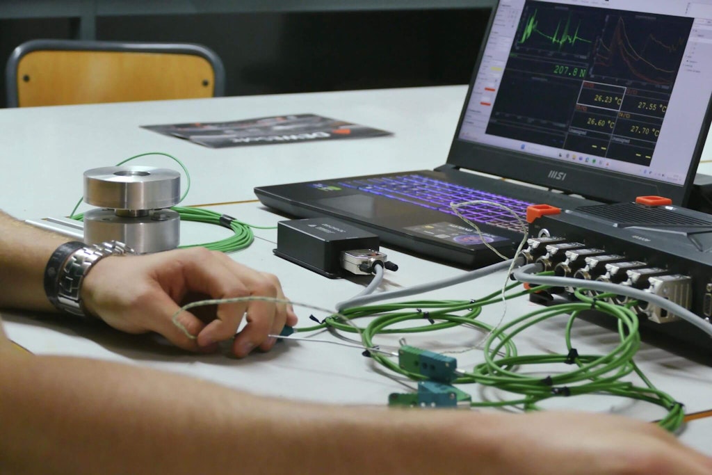 The SIRIUS modular data acquisition unit and a PC with DewesoftX software.