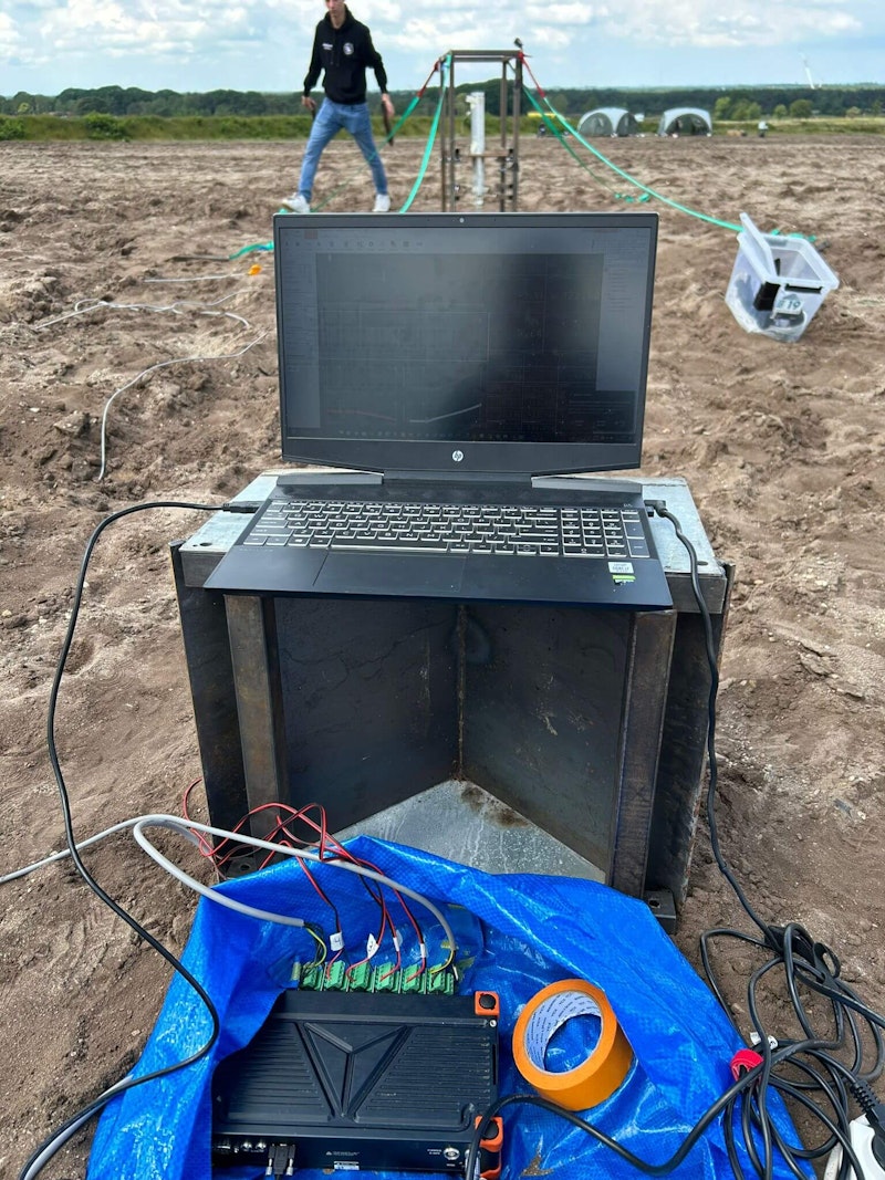 The Dewesoft SBOX and SIRIUS connect to the sensors. The Dewesoft SBOX and SIRIUS connect to the sensors.