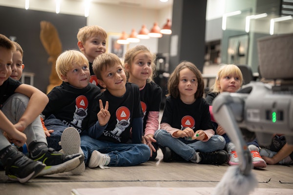 Kids at Dewesoft robotic workshop