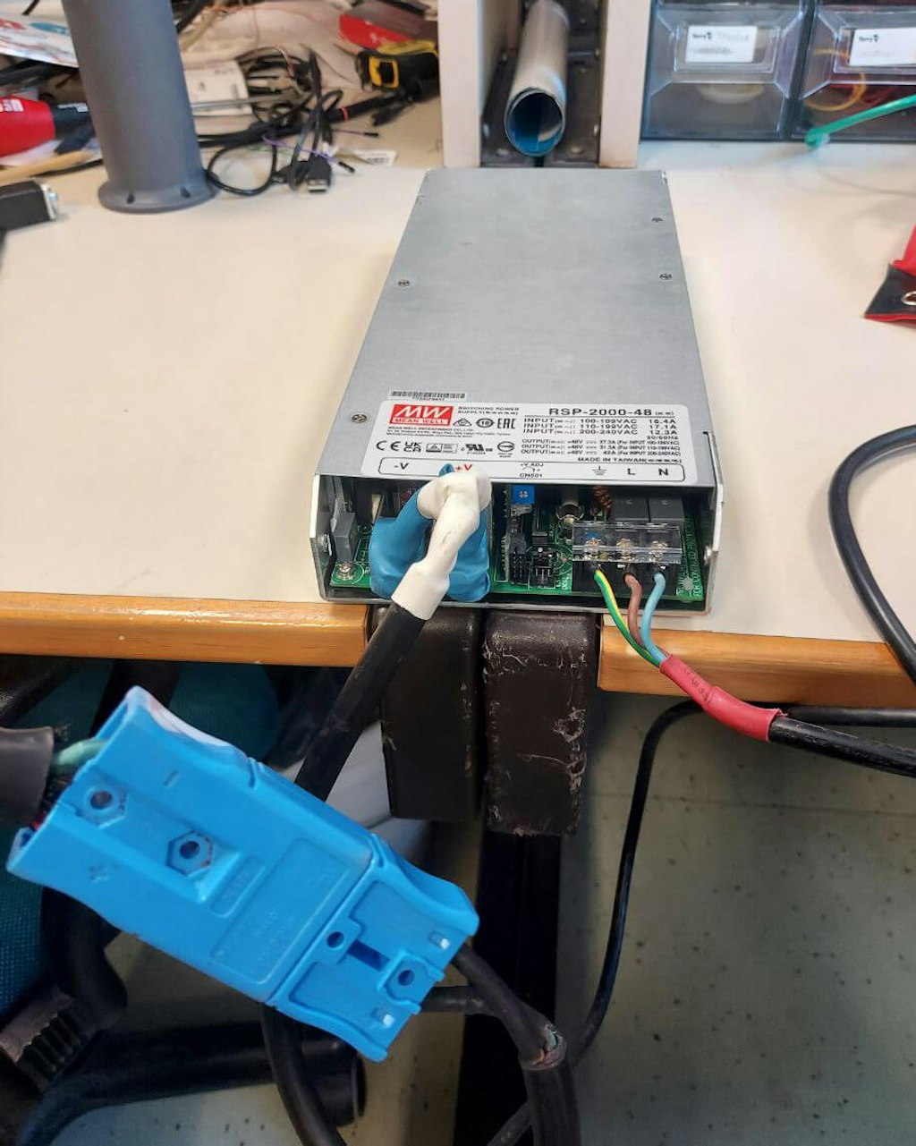 MEAN WELL RSP-2000-48 (220V AC - 48V DC) power supply connected with the power board through an Anderson-Powerpole connector.