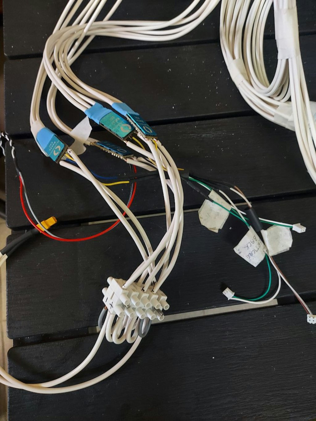 White mammoth terminal blocks connect the ESCs (blue cables) to the 12V power lines from the Power board. We have split the ESCs into two groups of four for better cable management and current distribution.