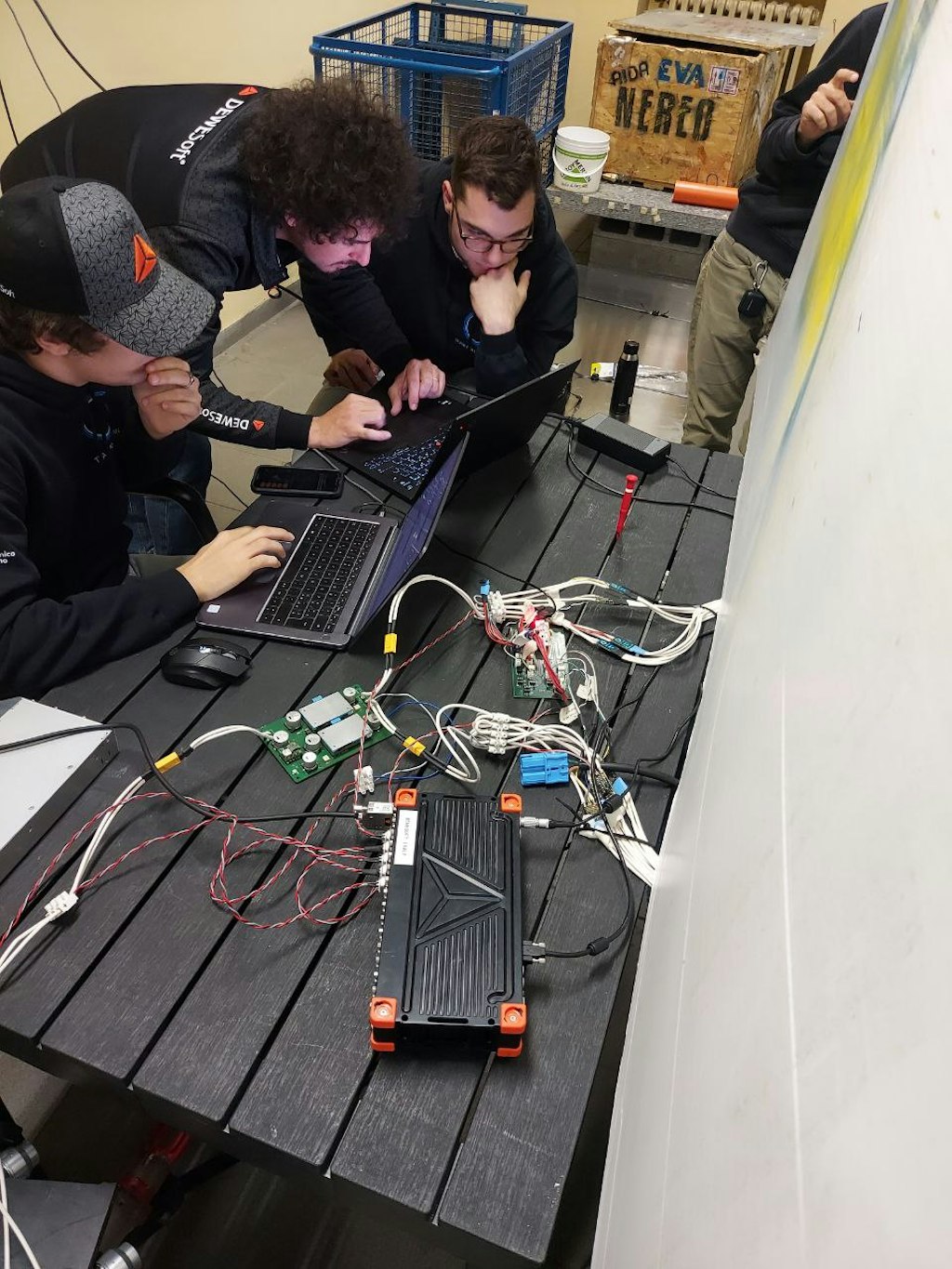 Connections with the SIRIUS HD 16xLV. These cables measure the voltage at both ends of the umbilical cable to evaluate the voltage drop across it during the test.