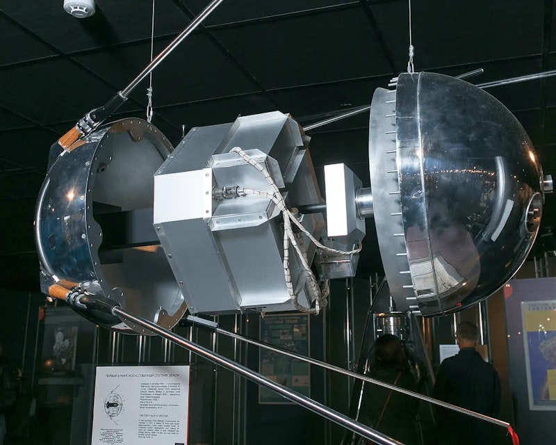 Sputnik 1 (Explosionszeichnung). Музей Космонавтики von Россия, gemeinfrei, über Wikimedia Commons