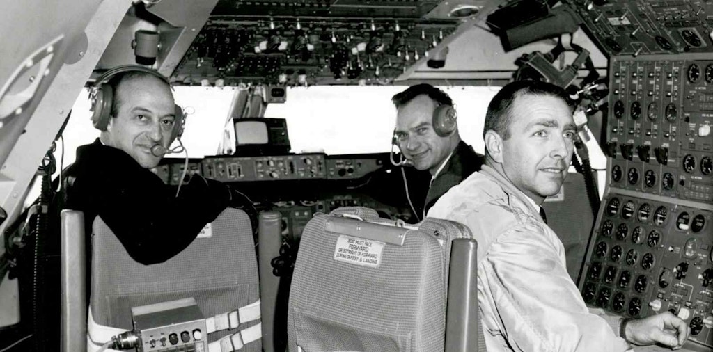 Von links nach rechts: Pilot Jack Waddell, Copilot Brien Wygle und Navigatorin Jess Wallick. Foto mit freundlicher Genehmigung von Boeing