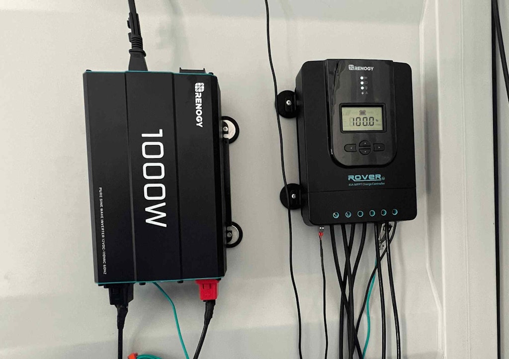 Left: 1000 W inverter, Right: Renogy 40 A MPPT charge converter