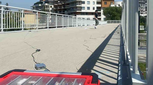 Validación del comportamiento dinámico de un puente peatonal monocelular de acero y hormigón