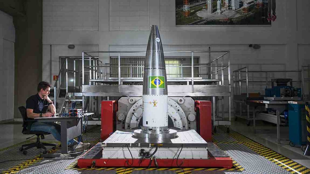 Strukturelle Prüfung einer Raketenspitze mit Rütteltisch, Dewesoft-Datenerfassungsgeräten und Beschleunigungssensoren